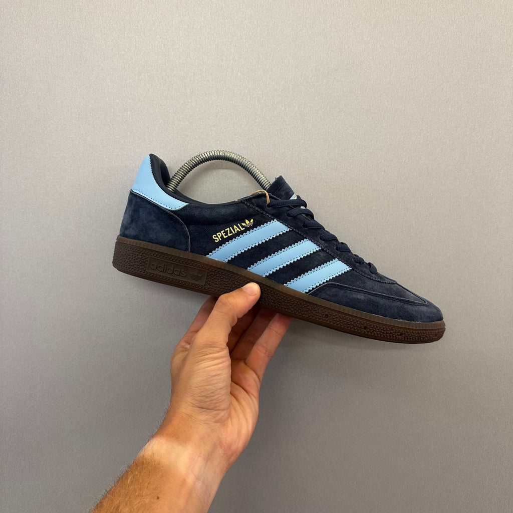 Sneaker Adi Handball Spezial Collegiate Navy Clear Sky Gum (Ready to Ship)